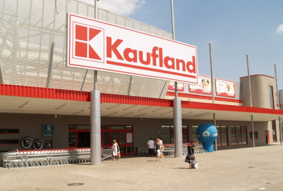 Kaufland majorează salariul minim al angajaţilor din România din ianuarie 2016. Cât va câştiga un salariat?